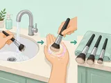 Illustration som visar hela processen för att rengöra sminkborstar: sköljning, skumning i handflatan och torkning liggande.